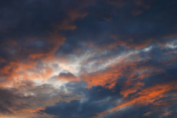 Πραγματικό Μαγευτικό Ηλιοβασίλεμα Ουρανό Φόντο Δραματικά Πολύχρωμα Σύννεφα — Φωτογραφία Αρχείου