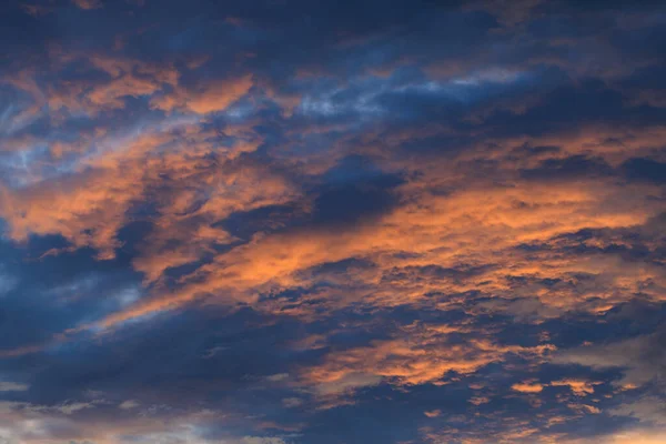 Φωτεινό Μαγευτικό Ηλιοβασίλεμα Ουρανό Φόντο Δραματικά Πολύχρωμα Σύννεφα — Φωτογραφία Αρχείου
