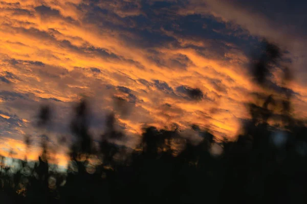 Όμορφο Δραματικό Φυσικό Ηλιοβασίλεμα Κάτω Από Πεδίο — Φωτογραφία Αρχείου