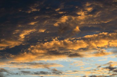 Güzel günbatımı gökyüzü bulutlar dramatik sarı ışık ile yukarıda.