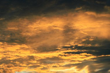 Akşamları turuncu ve mavi dramatik gün batımı.