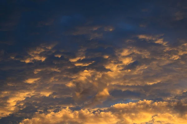 Dramatický Východ Slunce Proti Obloze Barevnými Mraky Skutečný Západ Slunce — Stock fotografie