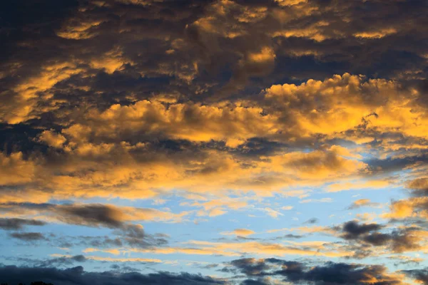 Majestic Ηλιοβασίλεμα Ουρανός Φόντο Ήπια Πολύχρωμα Σύννεφα Χωρίς Πουλιά — Φωτογραφία Αρχείου