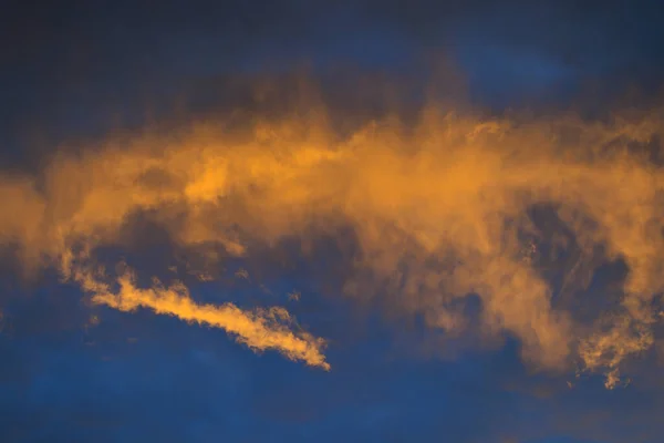 Όμορφο Ηλιοβασίλεμα Ουρανό Και Σύννεφα Δραματικό Πορτοκαλί Φως — Φωτογραφία Αρχείου