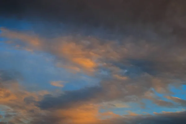 Λυκόφως Πορτοκαλί Και Μπλε Ουρανό Και Σύννεφα Στο Ηλιοβασίλεμα — Φωτογραφία Αρχείου