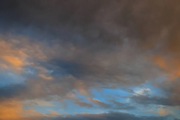 Λυκόφως Ουρανό Και Ήπια Σύννεφα Στο Φόντο Ηλιοβασίλεμα — Φωτογραφία Αρχείου