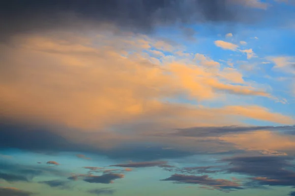 Λυκόφως Πορτοκαλί Και Μπλε Ουρανό Και Σύννεφα Στο Ηλιοβασίλεμα — Φωτογραφία Αρχείου
