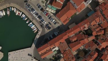 Slovenya 'nın Izola kentindeki kırmızı kiremit çatıların havadan görünüşü. Tarihi mimari ve mahalleler.
