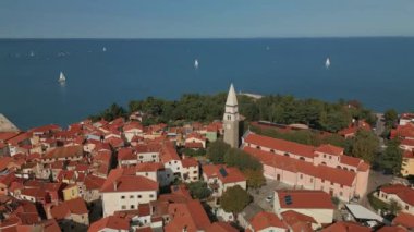 Slovenya 'nın güzel Izola manzarası daire şeklinde. Kırmızı kiremitli çatı ve saat kulesiyle tarihi mimari.