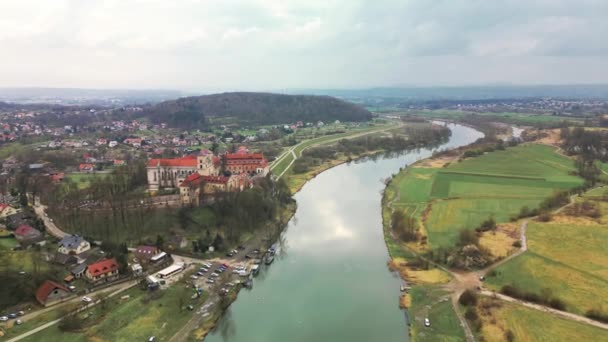 Tyniec Köyü Yakınlarındaki Vistula Nehri Polonya Daki Benedictine Manastırı Manzarası — Stok video