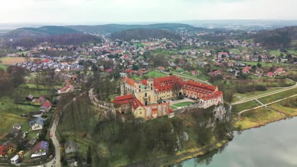 Polonya Daki Tyniec Benedictine Manastırı Manzarası — Stok video