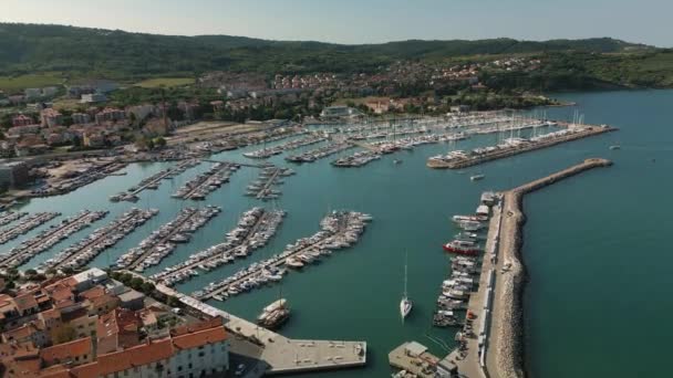 Vuelo Avión Tripulado Puerto Deportivo Izola Con Barcos Eslovenia — Vídeo de stock