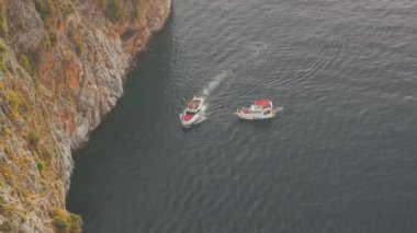 Türkiye 'de kıyıya yakın denizde iki motorlu tekne. Yukarıdan görüntüle.