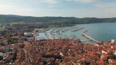 Izola 'nın altından Slovenya' da tekneli marinayla uzun menzilli uçuş görüntüleri.