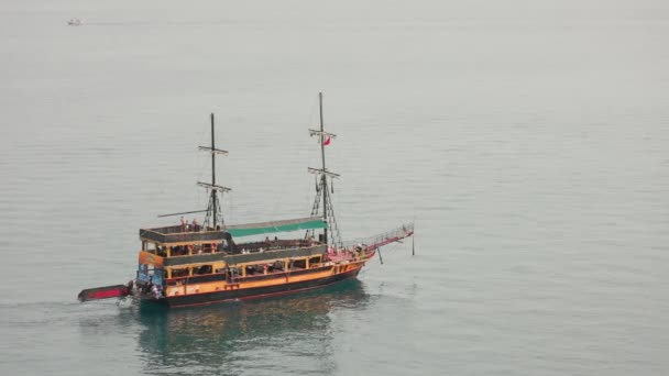 Stary Drewniany Statek Piracki Płynie Przez Spokojne Morze Turcji — Wideo stockowe