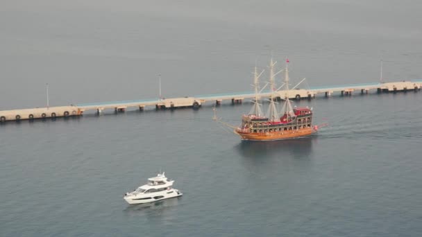 Deux Vieux Bateaux Pirates Bois Naviguent Vers Port Par Mer — Video