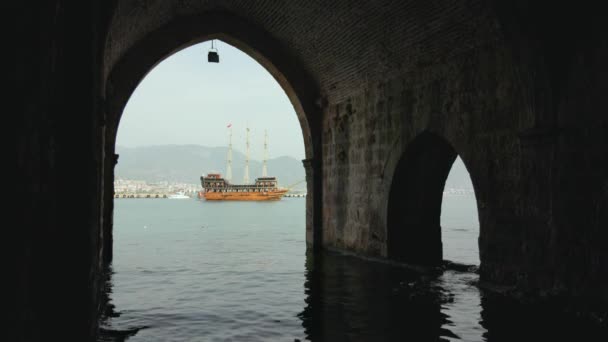 Inneren Der Alten Bögen Der Alten Türkischen Werft Von Alanya — Stockvideo