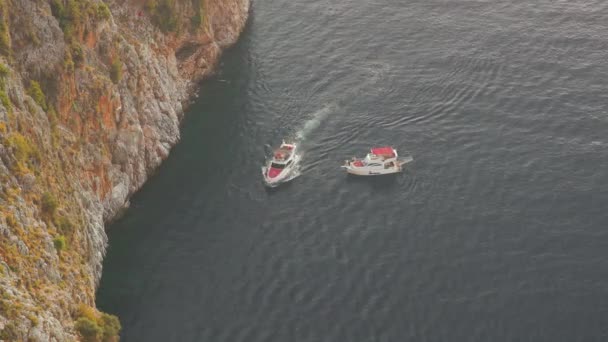Twee Motorboten Zee Bij Kust Turkije Uitzicht Van Bovenaf — Stockvideo