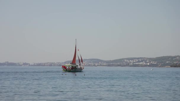 Barca Vela Con Vele Rosse Nel Mar Mediterraneo — Video Stock