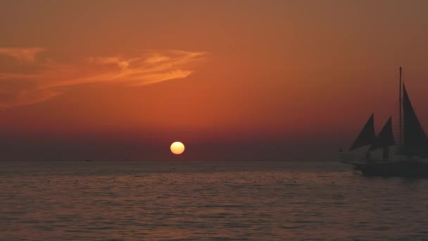 Plachetnice Při Červeném Oranžovém Západu Slunce Vidíme Klidné Moře Zapadající — Stock video