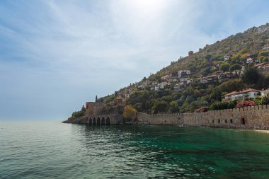 Türkiye 'nin Alanya kentinde denizden eski tersanenin manzarası.