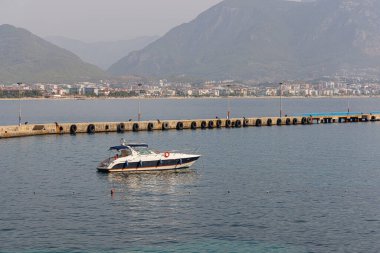 Motorlu tekne Alanya 'da park edilmiş..