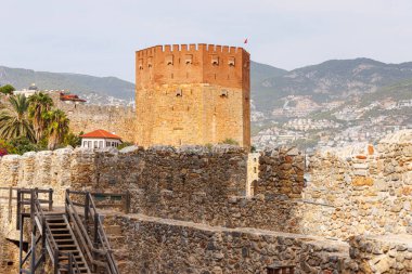 Alanya 'daki Kızıl Kule ve etrafındaki duvar.