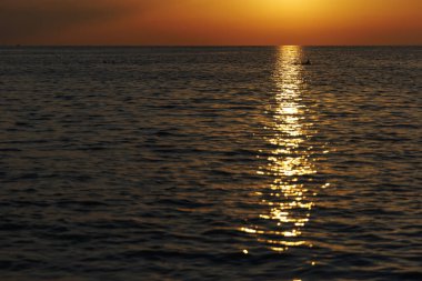 Gün batımında deniz dalgaları