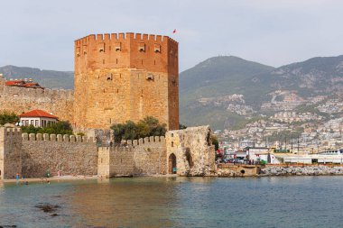 Alanya, Türkiye 'deki Eski Kızıl Kule. Deniz manzarası.