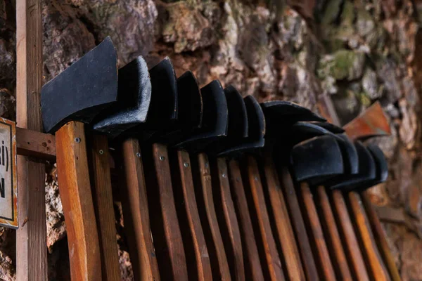 Türkiye 'nin Alanya kentinin tersanesinde duvara asılı eski baltalar.