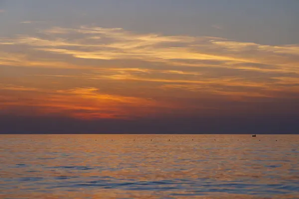 Gün batımında denizin ve gökyüzünün inanılmaz rengi..