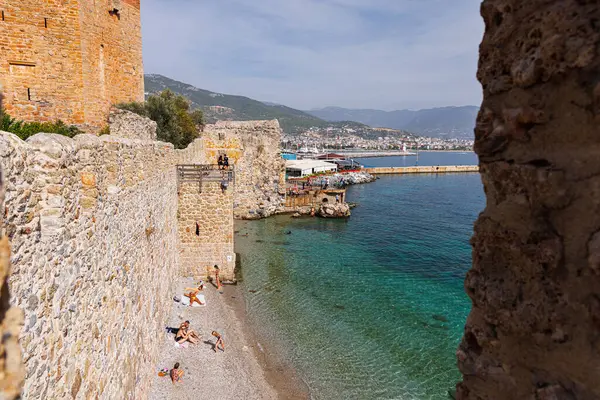 Türkiye 'nin Alanya kentindeki Kızıl Kule yakınlarındaki plaj.