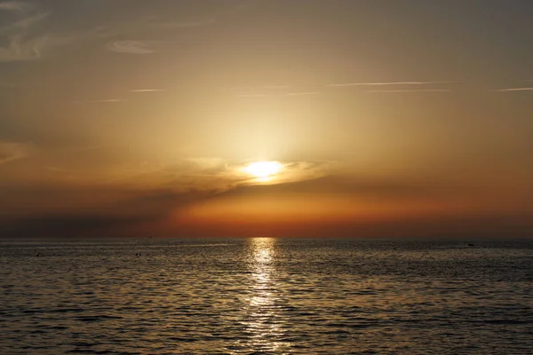 Güneşli yollu turuncu gün batımı.