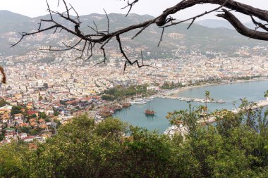 Yeşil tepeden ve doğadan Alanya 'nın manzarası.