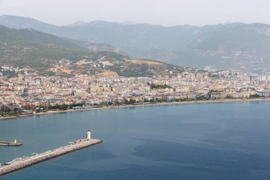 Alanya limanına giriş, dalgakıran ve deniz fenerleri.