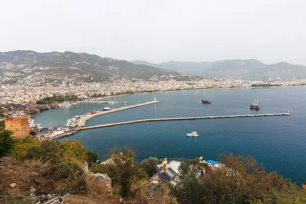 Alanya limanının üstünden görüntüle.