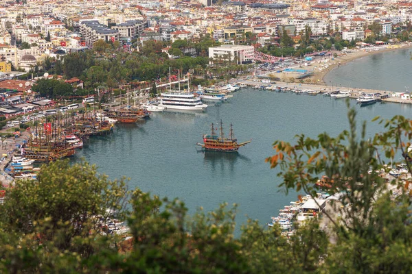 Korsan gemisi Türkiye 'nin Alanya Körfezi' ne demir attı.