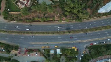 Arabalar ve kamyonlarla akşam otoyolu, Alanya, Türkiye.