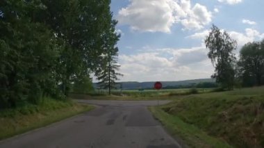 POV ormandan geçip T kavşağını ya da T kavşağını geçiyor.