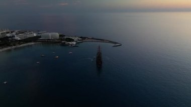 Gün batımında körfezde bir korsan gemisinin etrafında uçmak, Avsallar, Türkiye.
