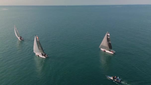 Segelboote Segeln Während Eines Wettbewerbs Meer Gegenwind Das Richterboot Begleitet — Stockvideo