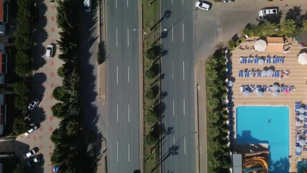 Luftaufnahme Entlang Der Straße Über Den Autos Einem Touristenort Mit — Stockvideo