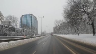 Yoldaki karlı şehir manzarası, Krakow.