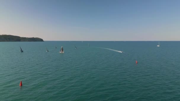 レゲッタでのセーリングボートが取り組んでいる 空中視界 — ストック動画