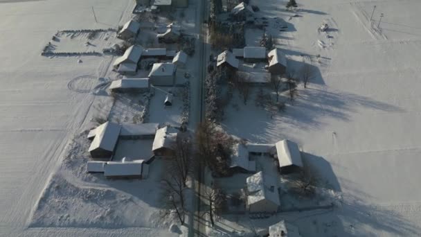 Nad Wioską Samochód Jedzie Śnieżnej Drodze Widok Lotu Ptaka Suloszowa — Wideo stockowe