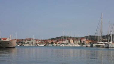 Yat limanında. Slovenya 'nın Izola kasabasının arka planına karşı direkler.