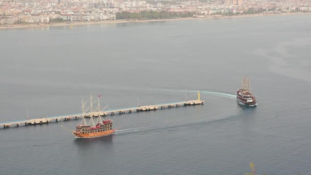 Twee Oude Houten Piratenschepen Varen Door Kalme Zee Turkije Naar — Stockvideo