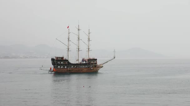 Turkiska Trä Piratskepp Förankrade Det Lugna Havet Turkiet — Stockvideo