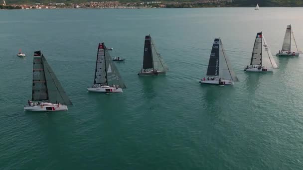 Die Boote Segeln Während Des Wettbewerbs Der Adria Aufwind Luftaufnahme — Stockvideo