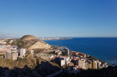 Güneşli bir günde Alicante 'nin sarp kıyı şeridi.